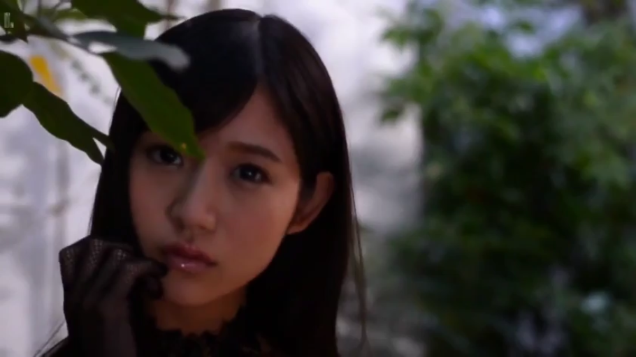 面部特写 · 注视镜头 · 托腮 · 亚洲女性 · 户外园林 · 黑色蕾丝上衣 · 绿叶 · 忧郁妩媚