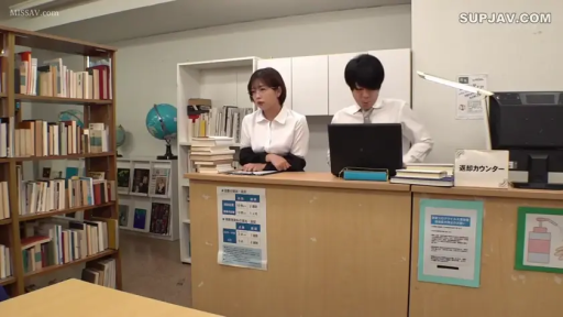 站立 · 中景 · 平静 · 职业装 · 书架 · 图书馆 · 职场剧情 · 工作