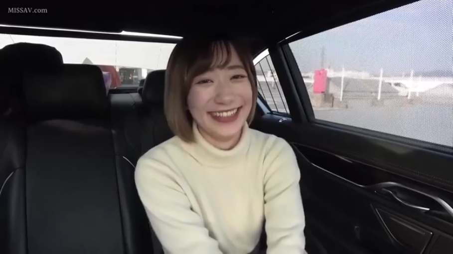 友好表情 · 轿车后座 · 头部及肩部特写 · 白色高领针织衫