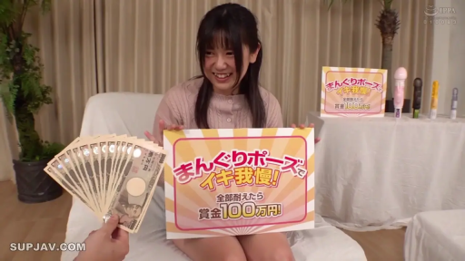 开怀大笑 · 挑战说明牌 · 现金特写 · 粉色针织开衫 · 室内录影棚 · 桌上摆放多种振动棒