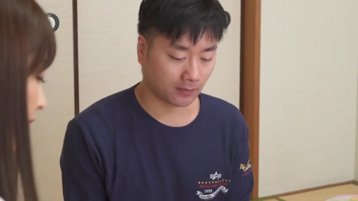 平静 · 榻榻米房间 · 男人面部特写 · 男士深蓝色长袖圆领衫