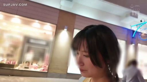 脸部特写 · 淡然 · 购物中心 · 浅色上衣 · 虚化效果