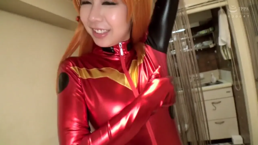 公寓 · 兴奋 · 胸前拉链特写 · EVA风格战斗服