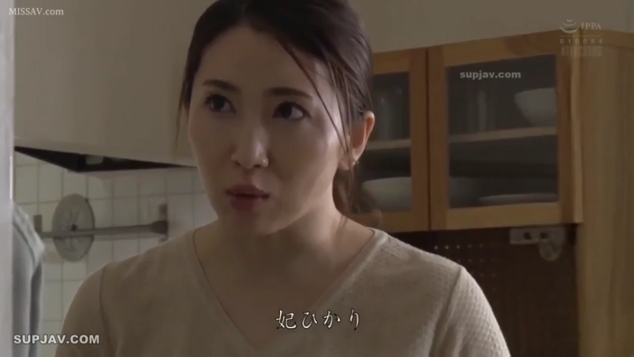 警惕 · 面部特写 · 厨房 · 浅色针织上衣