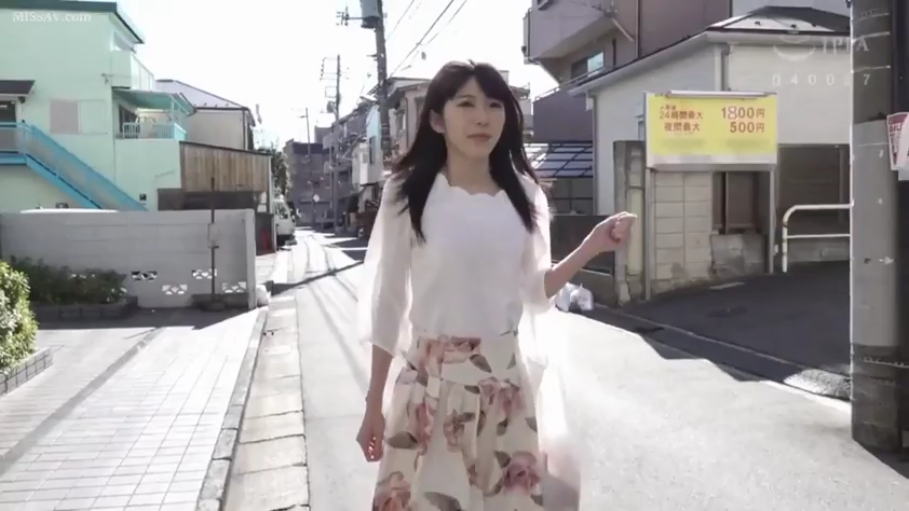 平静 · 碎花裙 · 户外 · 人物半身特写