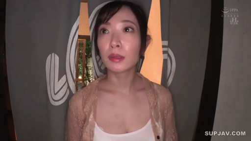 若有所思 · 面部特写 · 室内走廊 · 浅色蕾丝罩衫