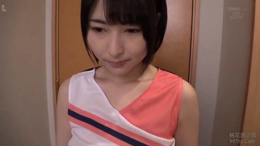 房间门口 · 上半身特写 · 害羞 · 啦啦队服风格上衣