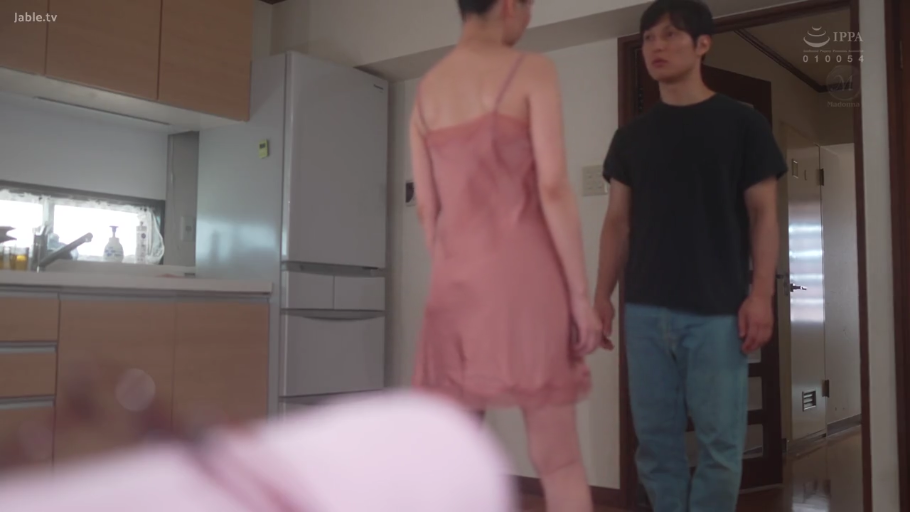 注视 · 厨房 · 侧面视角 · 男性浅蓝色牛仔裤