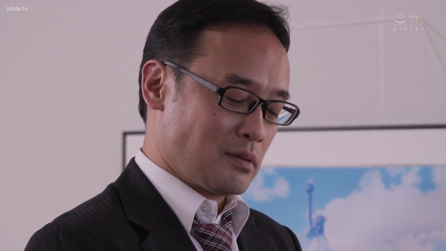 室内 · 严肃 · 眼镜 · 站立 · 面部特写 · 西装 · 俯视 · 中年男性