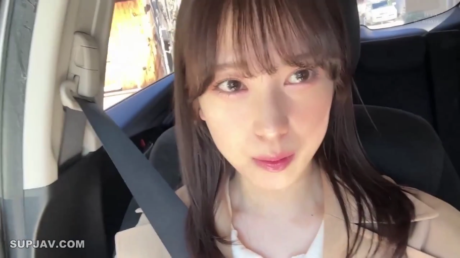 坐姿 · 脸部特写 · 注视镜头 · 长发 · 安全带 · 汽车内 · 清纯表情 · 驼色外套