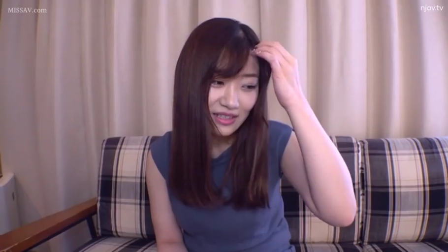 坐姿 · 中景 · 室内客厅 · 日本AV · 羞涩微笑 · 整理头发 · 格子沙发 · 蓝色无袖连衣裙