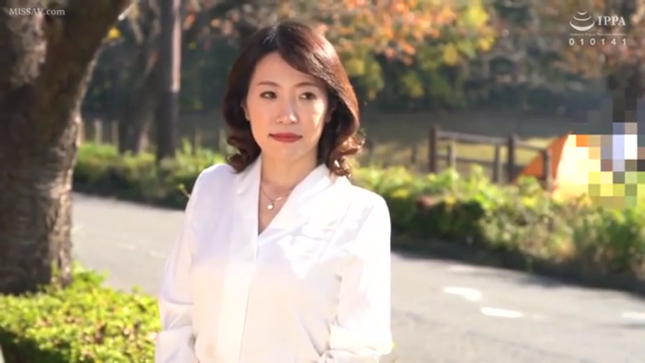 上半身特写 · 浅笑 · 白色衬衫 · 公园 · 项链