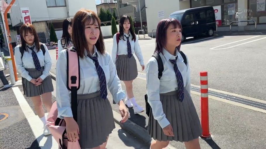 百褶短裙 · 户外 · 背包 · 白昼 · 日常