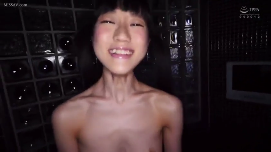 室内 · 脸部特写 · 全裸 · 站立 · 双马尾 · 看向镜头 · 眯眼笑