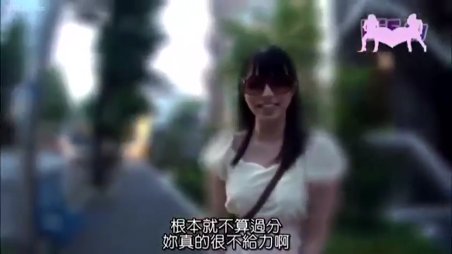 说话 · 面部特写 · 中文字幕 · 户外街道 · 墨镜 · 白色短袖上衣
