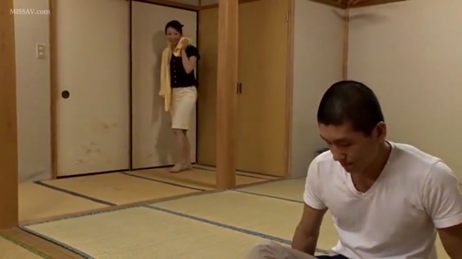 日式卧室 · 毛巾 · 浅色过膝裙 · 中景镜头 · 日常居家装扮 · 男人低头沉默