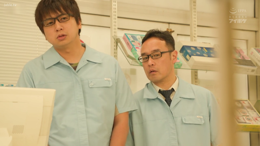 严肃 · 眼镜 · 站立 · 半身 · 注视 · 双人 · 工作服 · 商店