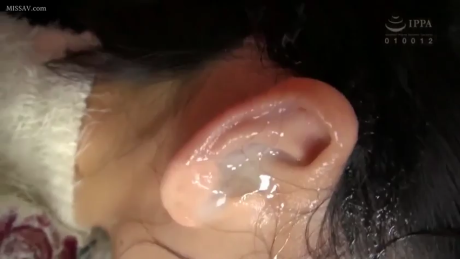 室内 · 白色毛衣 · 侧躺 · 耳朵特写 · 耳射