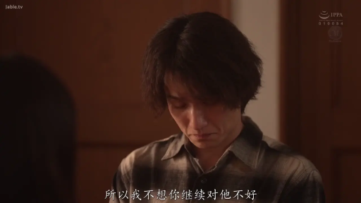 格子衬衫 · 室内 · 低落 · 中文字幕 · 中景镜头