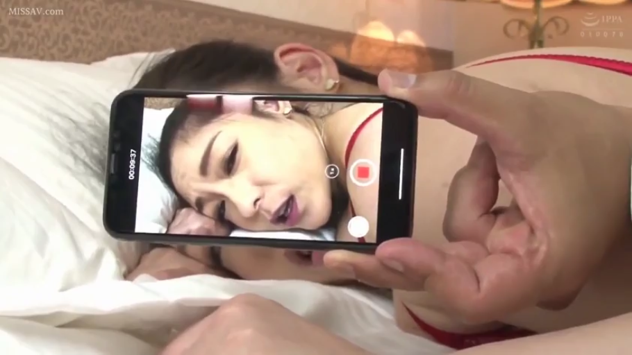 脸部特写 · 卧室 · 销魂 · 手机 · 拍摄 · 侧卧 · 日本AV · 红色内衣