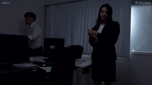 严肃 · 办公室 · 站立 · 中景 · 电脑 · 昏暗灯光 · OL制服 · 整理袖口