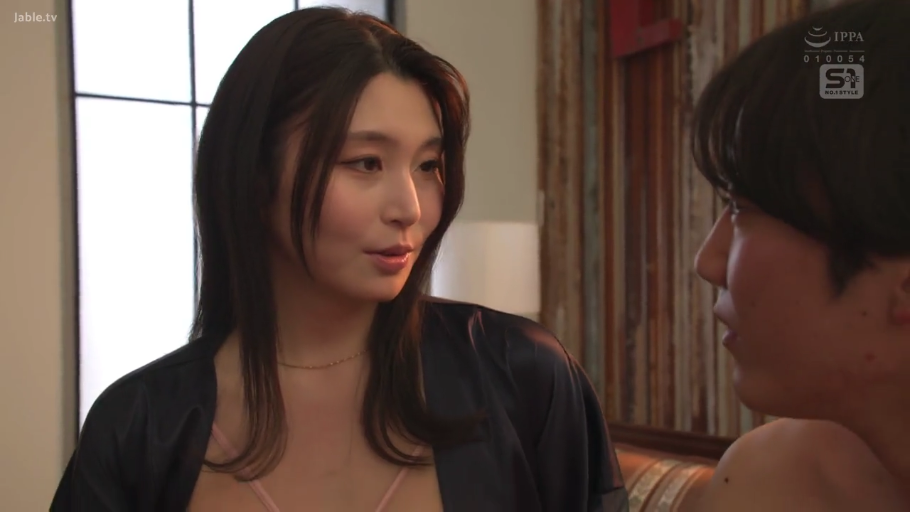 室内 · 脸部特写 · 交流 · 面对面 · 柔和 · 黑色丝绸睡袍