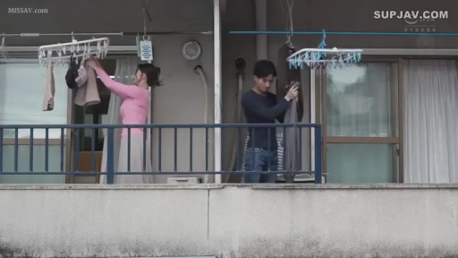 平静 · 长袖上衣 · 晾衣架 · 阳台