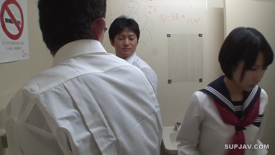 水手服 · 男人背影 · 学校厕所 · 墙上有涂鸦 · 女学生局促不安 · 涂鸦墙面