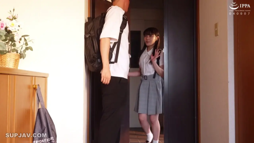 微笑 · 白色翻领短袖 · 室内玄关 · 双肩包