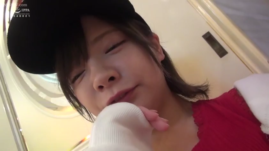 室内 · 脸部特写 · 微笑 · 凝视 · 俯视 · 黑色帽子 · 棒球帽