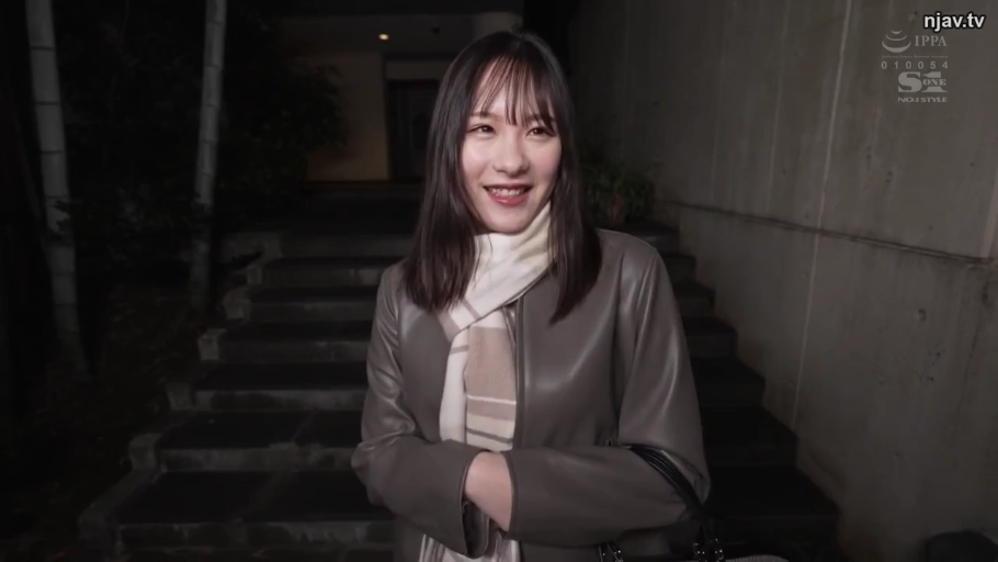脸部特写 · 自然 · 围巾 · 楼梯前 · 夜间场景 · 浅色条纹围巾