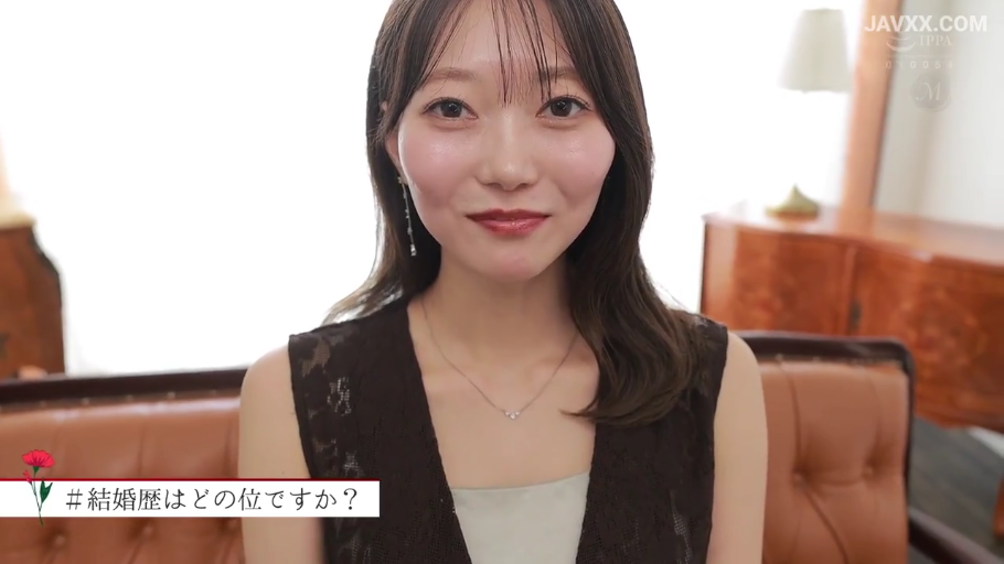 温柔 · 客厅 · 人物面部特写 · 深色无袖蕾丝上衣