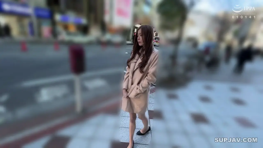 若有所思 · 半身特写 · 城市户外 · 米色长款大衣