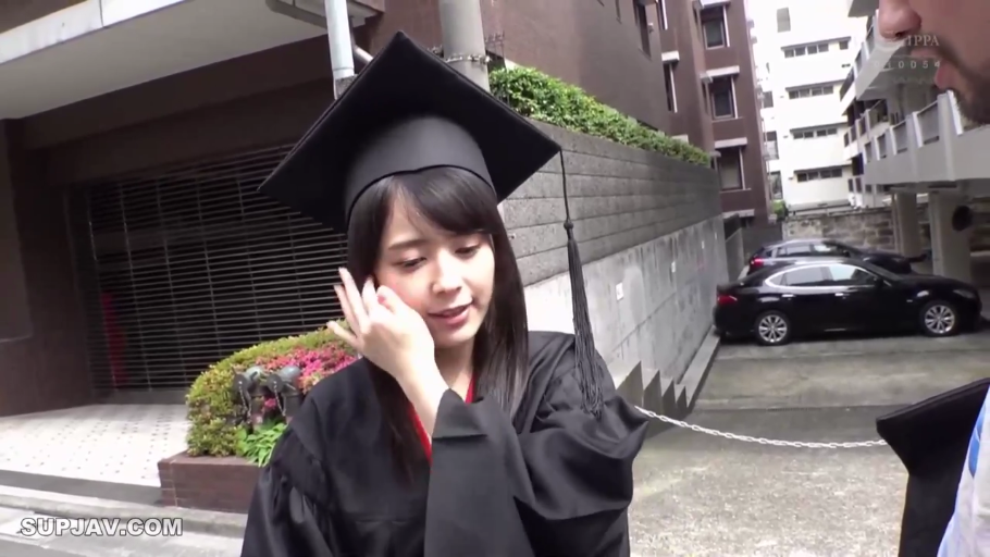 头部特写 · 低头 · 停车场附近 · 学士服 · 学士帽