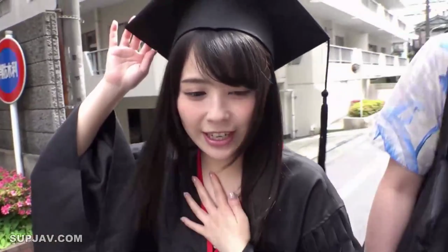 人物上半身特写 · 说话 · 街头 · 黑色学士服 · 学士帽