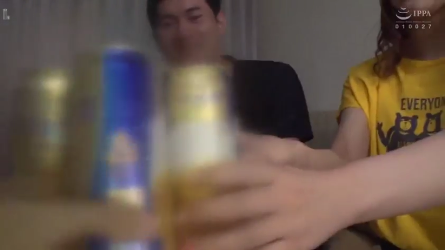 室内 · 啤酒罐 · 手部特写 · 自然微笑 · 黄色印花T恤 · 光线较暗