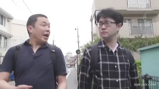 背包 · 户外街道 · 交谈中 · 黑白格子衬衫