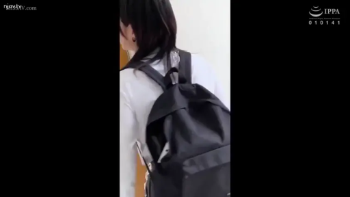 双肩包 · 无表情 · 后脑勺特写 · 室内过道 · 白色长袖上衣
