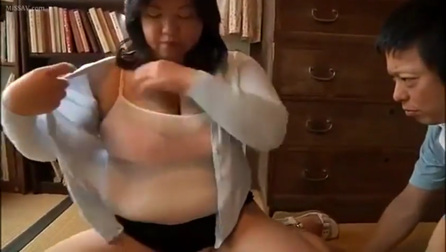 卧室 · 坐姿 · 胸部 · 专注 · 开衫 · 书架 · 脱衣 · 微胖