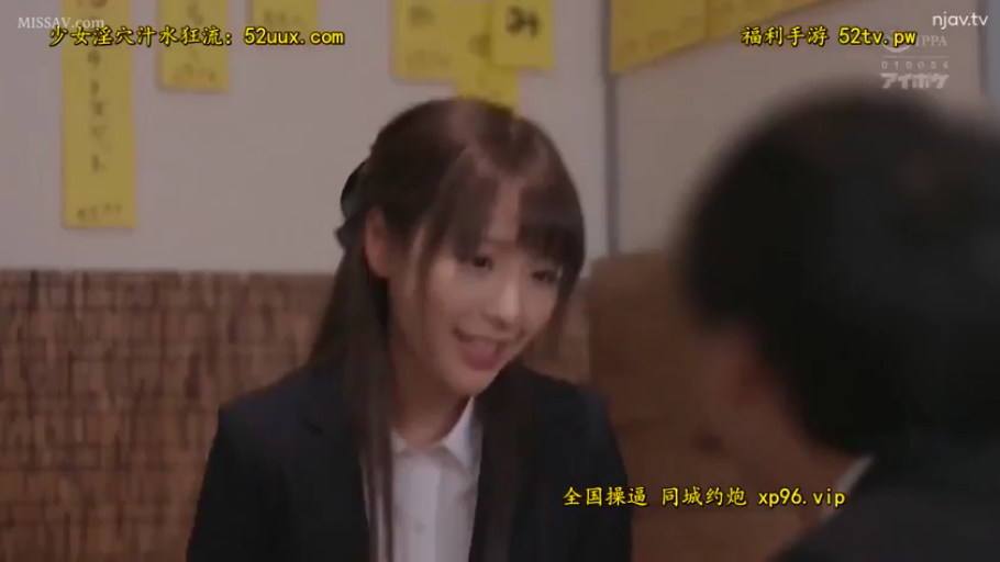 办公室 · 说话中 · 深色西装外套 · 背景贴纸 · 女性面部特写 · 画面有水印