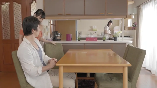 坐姿 · 交谈 · 中景 · 自然 · 餐厅 · 休闲服