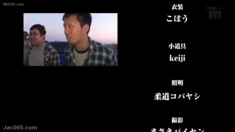 格子衬衫 · 交谈 · 站立 · 中景 · 自然 · 户外 · 视频字幕