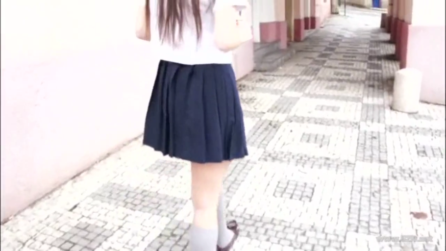 裙摆特写 · 人行道 · 深色平底鞋