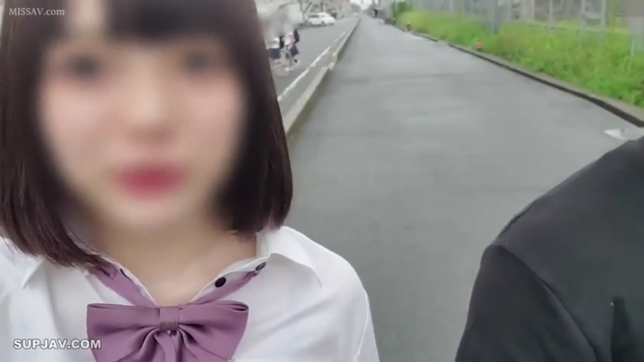 紫色领结 · 室外 · 脸部打码 · 制服领部 · 面部模糊无法分辨