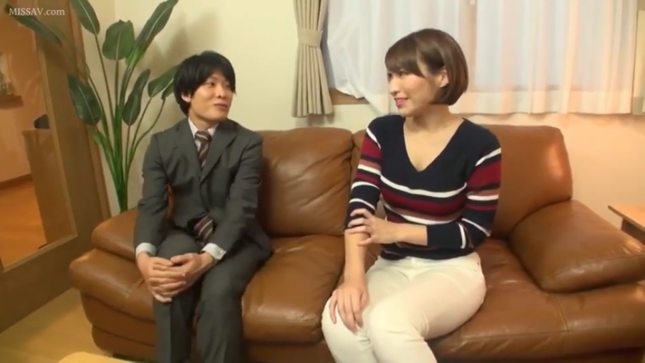 微笑 · リビング · 女士针织条纹衫 · 中景镜头