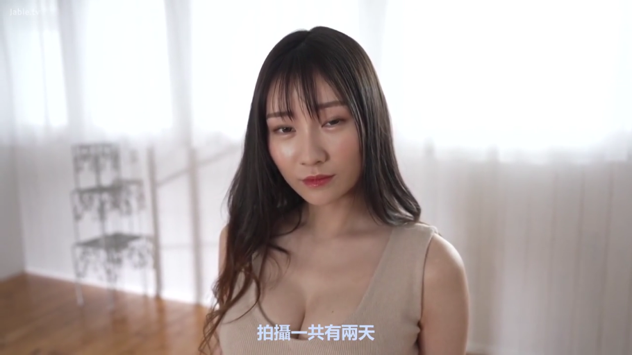 室内 · 胸部特写 · 正面站立 · 米色低胸背心