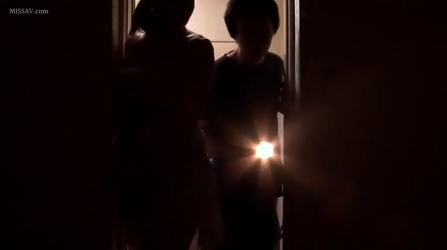 全身 · 站立 · 休闲服 · 模糊 · 暗光 · 室内走廊 · 走动 · 手电筒