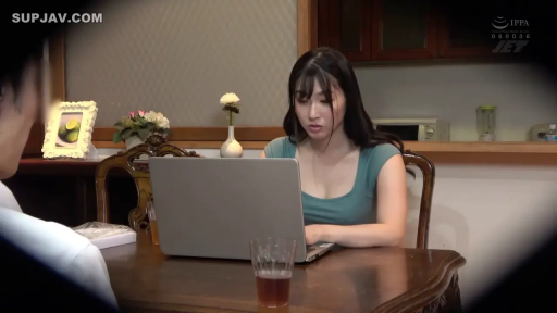 坐姿 · 自然 · 操作电脑 · 笔记本电脑 · 半身像 · 淑女 · 绿色紧身背心 · 居室内