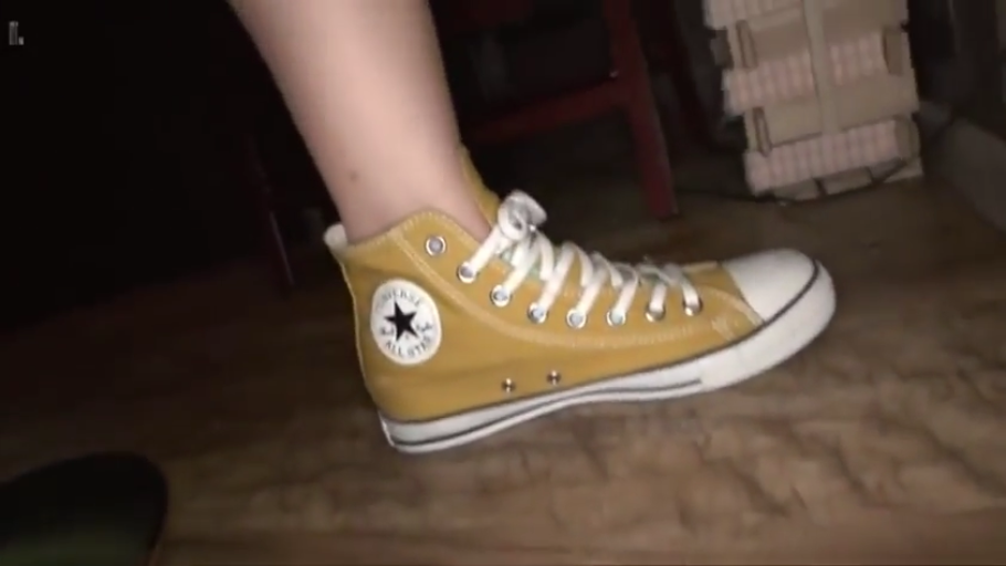 室内 · 展示 · 足部 · 足控 · 黄色高帮帆布鞋 · 踩地