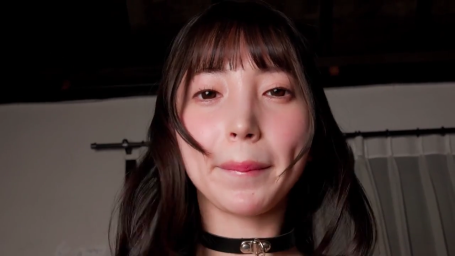 室内 · 脸部特写 · 略带羞涩 · 黑色项圈 · 黑色皮质项圈 · 暗色背景